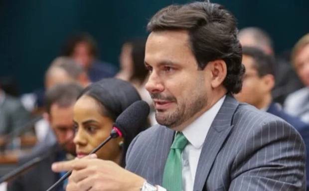 Capitão Alberto Neto aciona governo federal por atraso de até oito meses no pagamento de médicos no AM