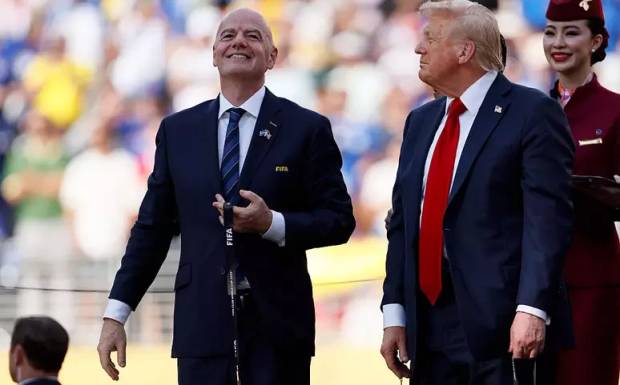  Donald Trump participa da final da Copa do Mundo ao lado do presidente da FIFA