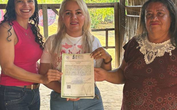 Vereadora Catianne Alves participa de entrega de documentação à Associação Canaã, na BR-230