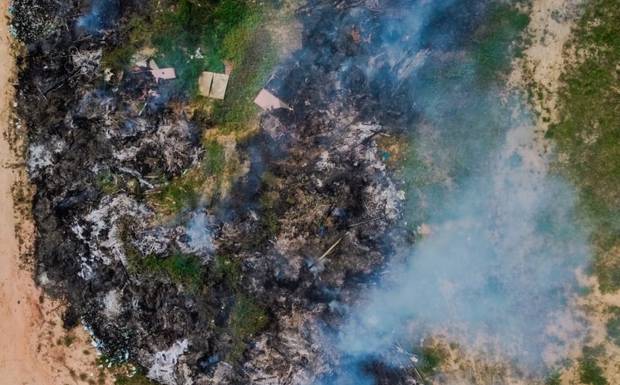 Incêndio atinge acúmulo de lixo a céu aberto nos fundos do Parque de Exposição em Humaitá