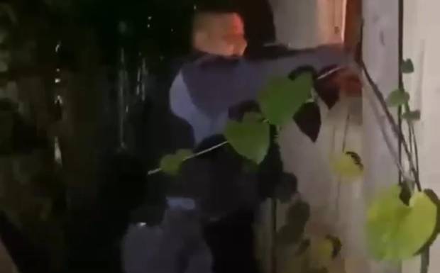 POLICIAIS ARRISCAM A VIDA PARA SALVAR MULHER DESACORDADA DURANTE INCÊNDIO EM LÁBREA