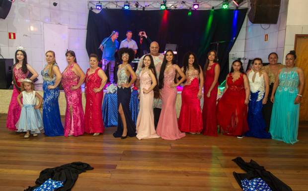 Noite das Estrelas reúne beleza e estilo em desfile no Clube Estância