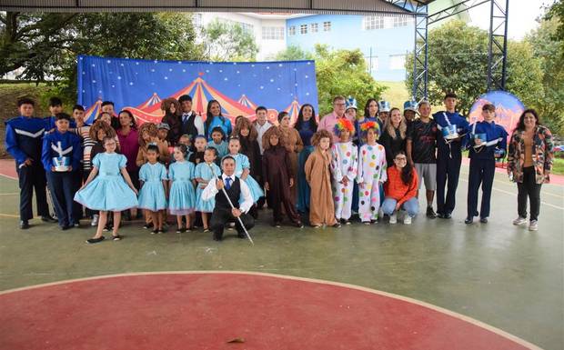 🎪 Grupo Reviver encanta pais com espetáculo cheio de talento e emoção 🎭✨