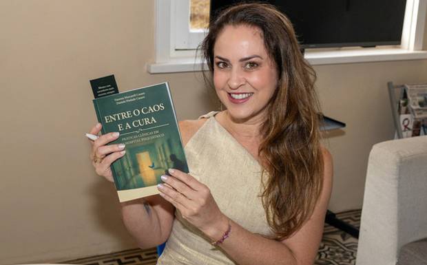 Noite de Autógrafos e Emoção: Vanessa Casaro lança 