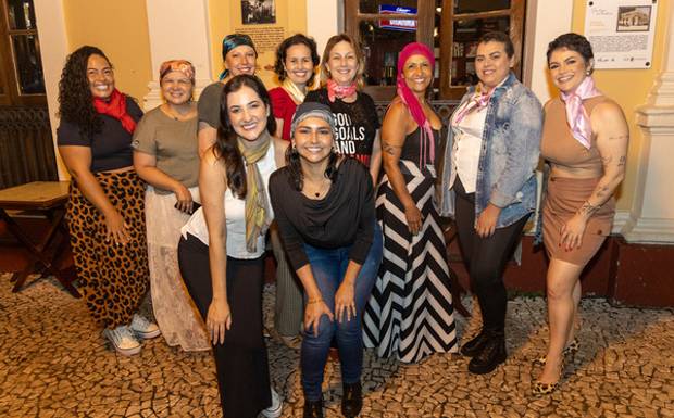 Vá de Lenço: Uma noite de celebração e vida com a ONG Fernix no Botequim