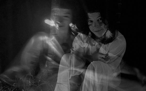 Ensaio Feminino Entre o Bambu e a Bruma