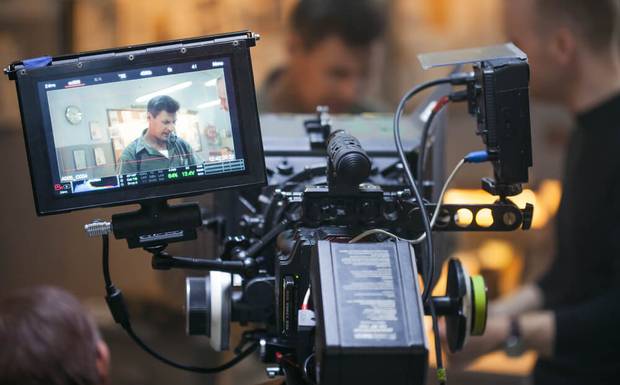Vídeo institucional ou fotografia corporativa: quando usar cada um na estratégia da sua marca