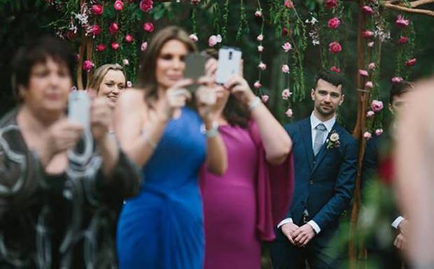 Desabafo que todo fotógrafo já quis fazer. Convidados que utilizam câmeras de celulares em casamentos.
