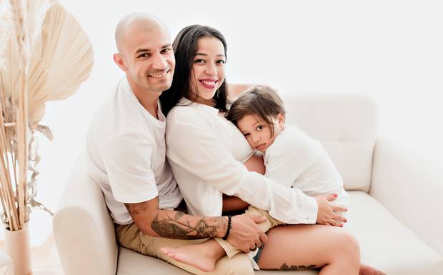 Roupas para a família no ensaio gestante