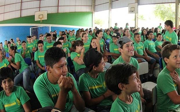 Professores vão trabalhar de casa e pais devem orientar alunos durante suspensão, que começa segunda
