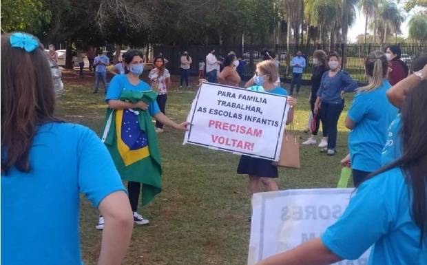 Pais e donos de escolas protestam no Ministério Público por volta às aulas