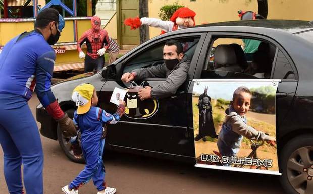 Família inova e organiza festa drive thru