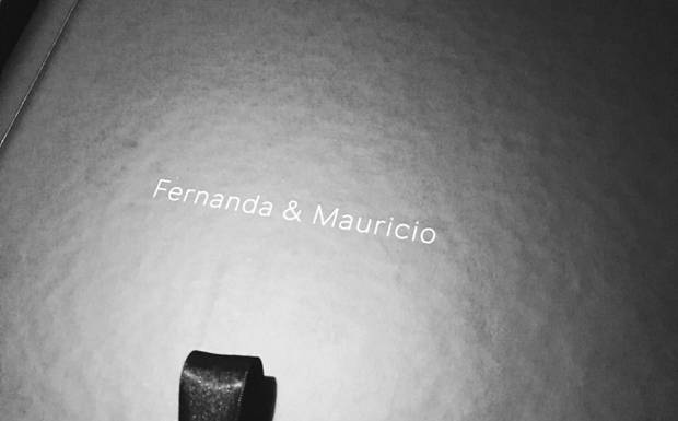 A entrega de um álbum de casamento