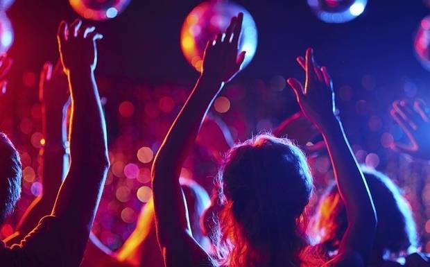 DJ ou banda: saiba qual escolher para animar seu casamento