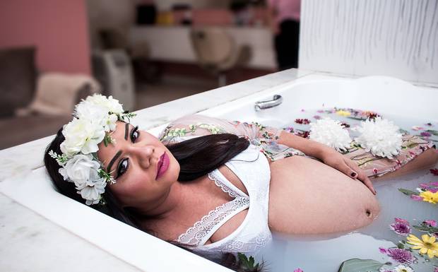 Ensaio Gestante na banheira (Milk Bath - Banho de Leite)