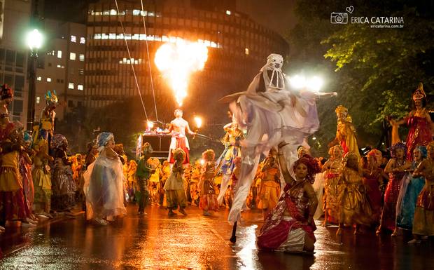 {SP} Bloco Ilú Obá de Min no Carnaval de rua de São Paulo (noite)