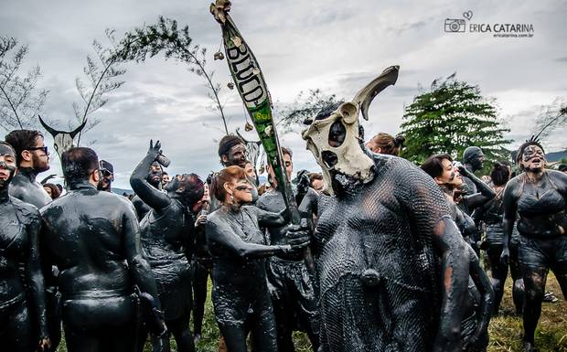 {RJ} Bloco da Lama no carnaval de rua de Paraty