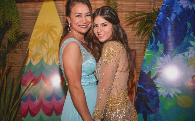 Vestido para mãe da debutante: dicas para encontrar o modelo ideal!