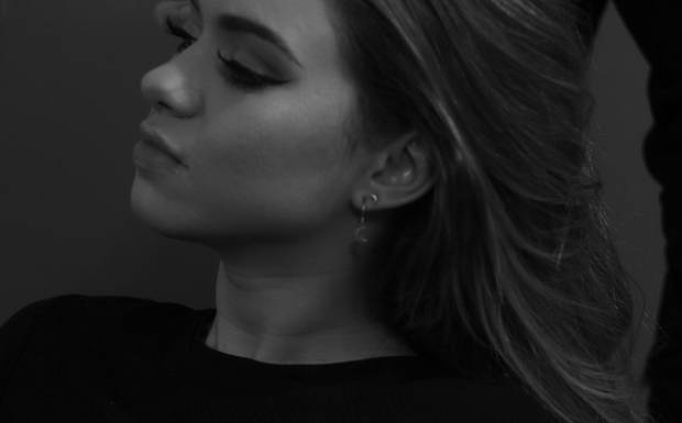 A importância do profissional maquiador e cabeleireiro para um ensaio sensual: dicas e inspirações.