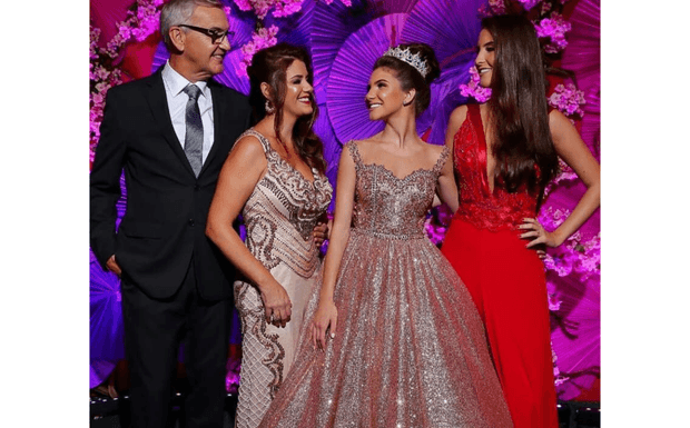 SAIBA COMO NÃO ERRAR NO VESTIDO PARA A MÃE DE DEBUTANTE