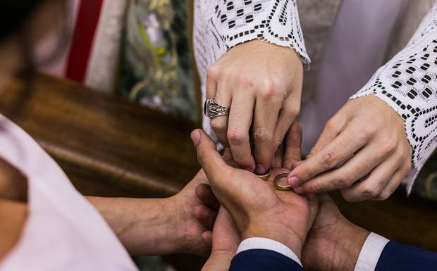 POR QUE OS NOIVOS TROCAM ALIANÇAS?