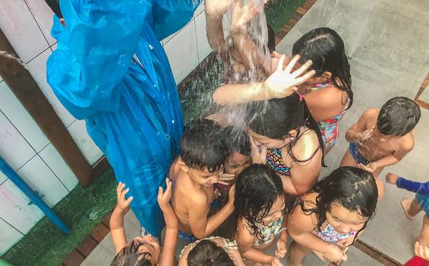 O dia que o fotógrafo entrou na água com as crianças no fim da festa!