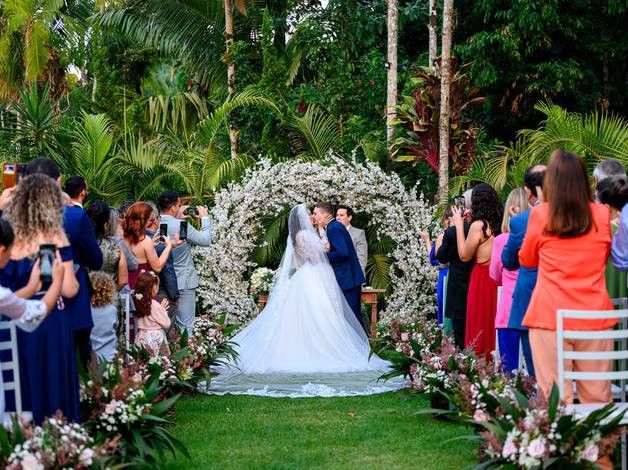 Casamento de Casamento ao Ar Livre em Itapema: A União Encantadora de Júlia e Adriel