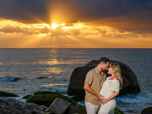 Gestante  de Ensaio Gestante ao Amanhecer na Praia do Estaleirinho em Balneário Camboriú 