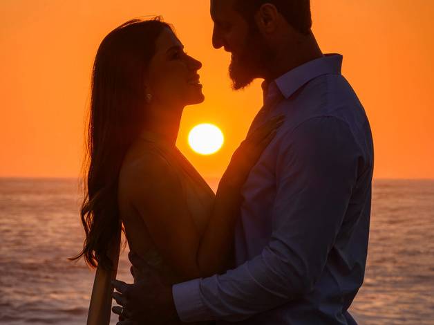 Ensaio Casal - Pré-wedding de Ensaio Pré-Wedding na Praia do Estaleirinho em Balneário Camboriú – SC | Fotos ao Nascer do Sol