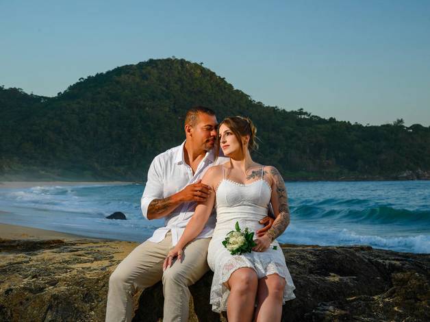 Ensaio Casal - Pré-wedding de Ensaio Fotográfico de Casal na Praia do Estaleirinho em Balneário Camboriú