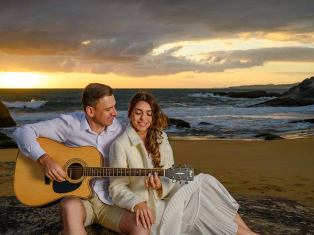 Ensaio Casal - Pré-wedding de Ensaio Pré-Wedding ao Amanhecer na Praia do Estaleirinho em Balneário Camboriú – SC