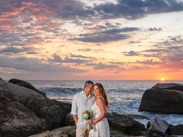 Ensaio Casal - Pré-wedding de Ensaio Save the Date na Praia do Estaleirinho em Balneário Camboriú – SC
