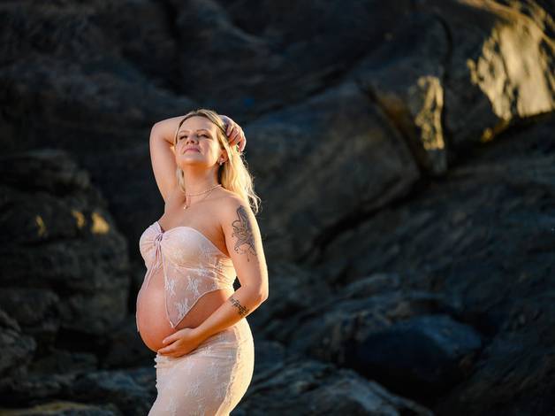 Gestante  de Ensaio Gestante ao Amanhecer na Praia do Estaleirinho – Balneário Camboriú, SC