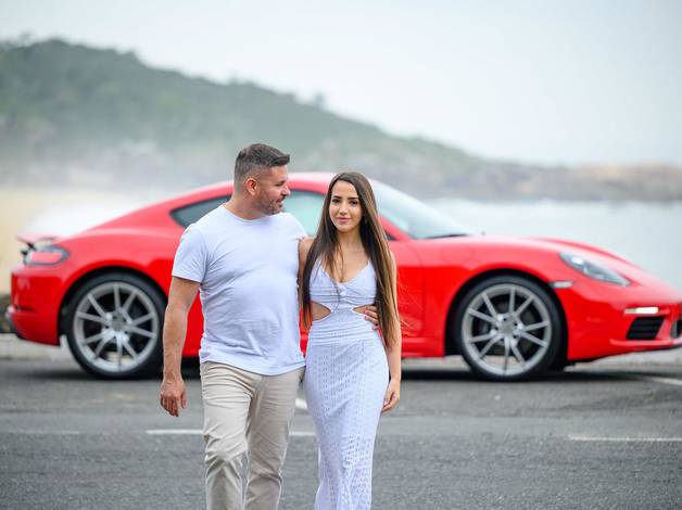 Ensaio Casal - Pré-wedding de Ensaio Pré-Wedding na Praia de Taquarinhas com Carro Esportivo em Balneário Camboriú – SC