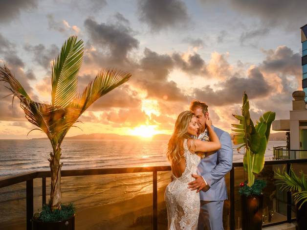 Ensaio Casal - Pré-wedding de Ensaio Pré-wedding (Trash the Dress) em Cobertura Frente Mar em Itapema