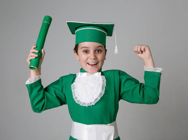 ACOMPANHAMENTO ESCOLAR de Retratos de Formatura com Beca em Estúdio