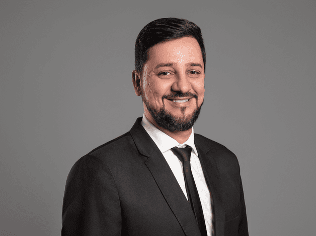 Ensaio Político de Studio Session - Tamer Junior