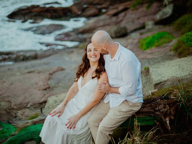 Casamentos de Eduarda & Rafael - Entre o som das ondas e o calor do pôr do sol, eles viveram um momento só deles. 🌊✨