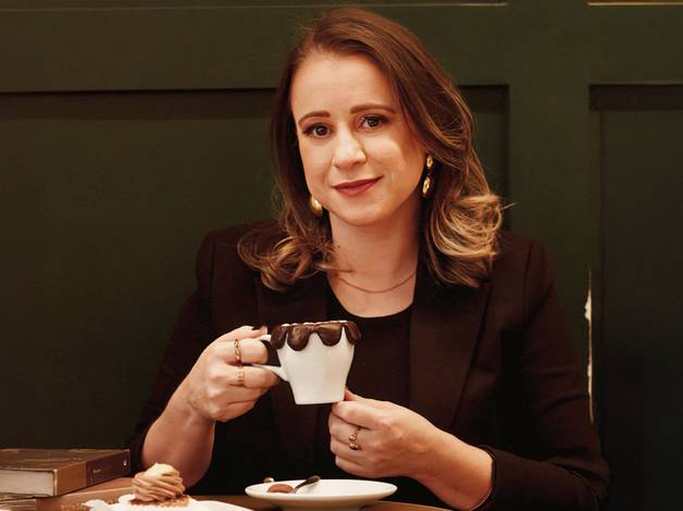 Cafeteria e Praça de Com Deborah Pinheiro na cafeteria e na praça. 