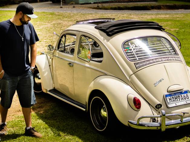 Masculino de Ronan e seu fusca Cremoso