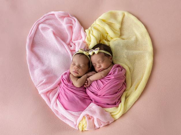 Newborn de PRIMEIRO ENSAIO DAS PEQUENAS GÊMEAS AVA E TABATHA