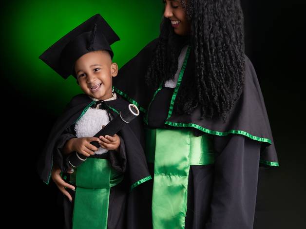 FORMATURA de UMA FAMÍLIA MARCADA PELA FARDA, UNIDA PELA CONQUISTA.