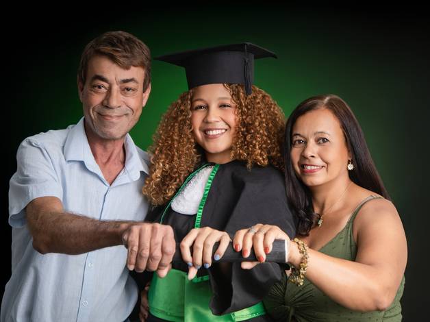 FORMATURA de O ABRAÇO QUE ACOLHE, O COLO QUE APOIA E O SORRISO QUE COMEMORA A MAIOR DAS VITÓRIAS.