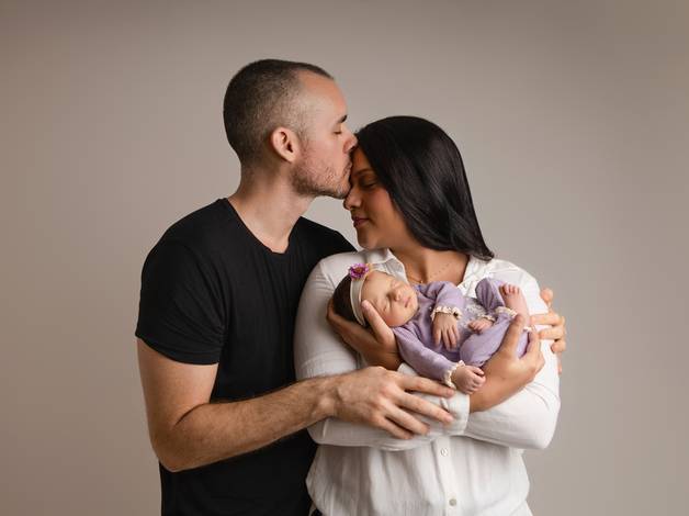 Newborn de  O PRIMEIRO ABRAÇO DE UMA NOVA FAMÍLIA. 