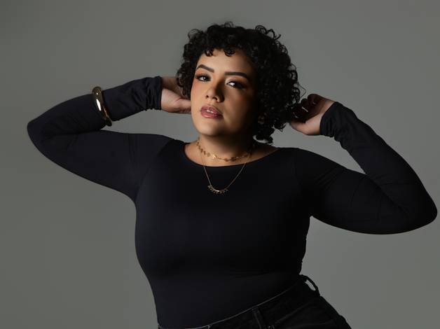 FEMININO de  ELA NÃO PRECISA DE UMA OCASIÃO. ELA É A OCASIÃO.