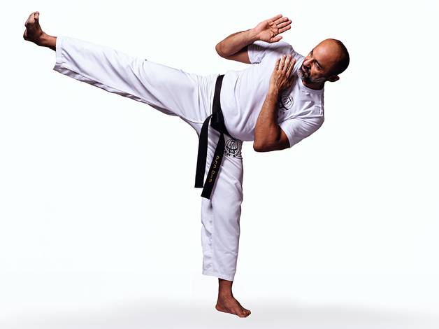 Academia de Valderi Júnior (Faixa preta de KRAV MAGA, mestre Kobi)