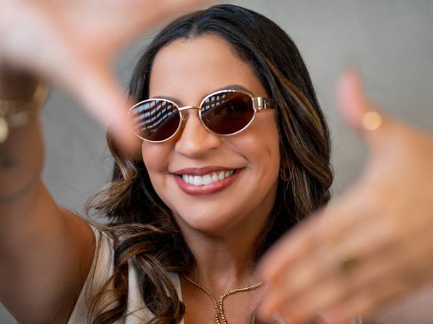 Institucional  de Ensaio Colby Óculos - Joana 