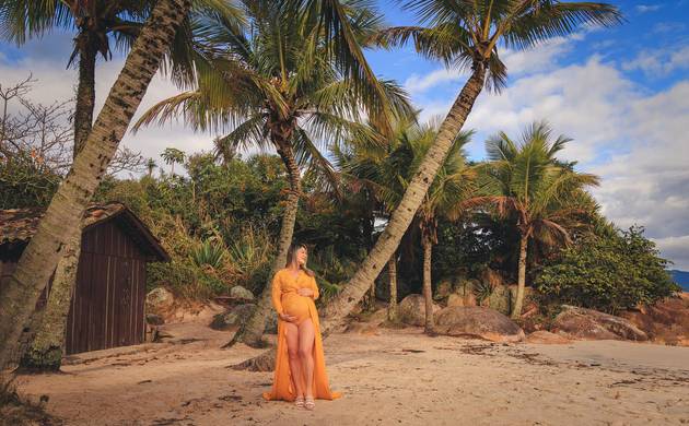 Ensaio Gestante de Ternura à Beira-Mar: Ensaio Gestante com a Daiane na Praia de Canajure, Florianópolis | Vandi Fotografia
