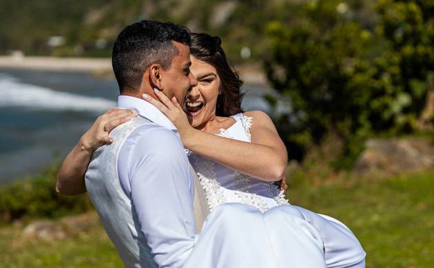 Casamento de Ensaio de Casamento na Praia da Armação, Florianópolis | Vandi Fotografia