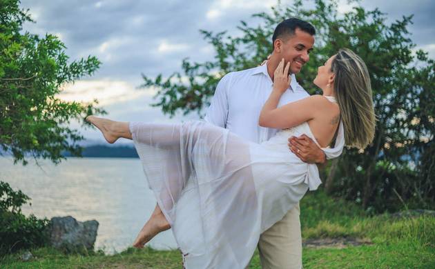 Casamento de Ensaio de Casal na Ponta do Sambaqui: Um Cenário Romântico em Florianópolis